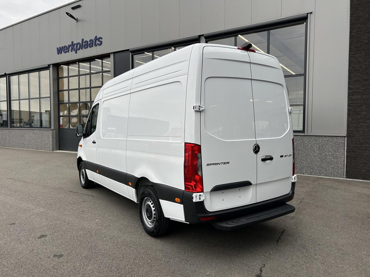 Mercedes-Benz SPRINTER 317 CDI L2 H2 PRO / LED / MBUX / Navigatie / Camera / Parkeersensoren / Cruise control / Airco / 270 Graden achterdeuren