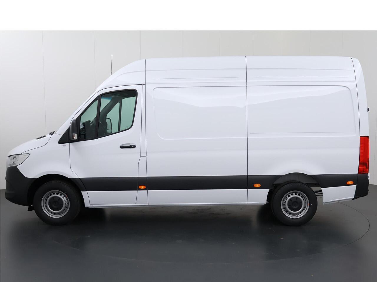 Mercedes-Benz SPRINTER 315 | Aut. | L2 H2 | RWD | PRO | 3500 KG. AHW | Airco | Cruise Control | 3500 KG. AHW | Carplay / Android Auto | Dodehoekassistent | Lane-Assist | Multifunctioneel Stuurwiel | 3-zits |