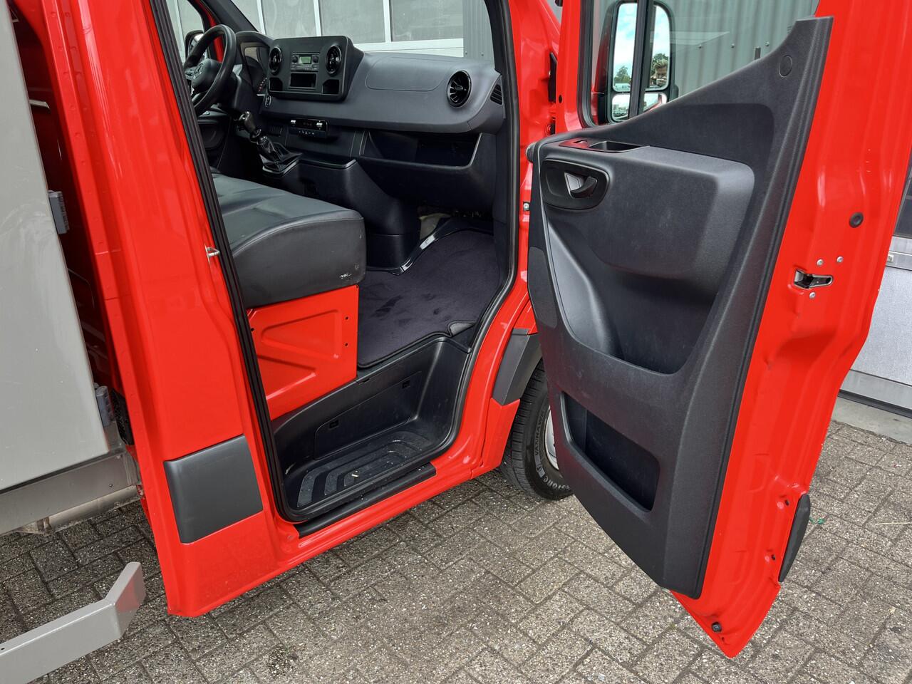 Mercedes-Benz SPRINTER 514 2.2 CDI Kipper Airco Trekhaak 3500kg trekgewicht Telefoonverbinding 3-Persoons Gereedschapskist Kieper Open laadbak Bpm vrij voor particulier gebruik!!