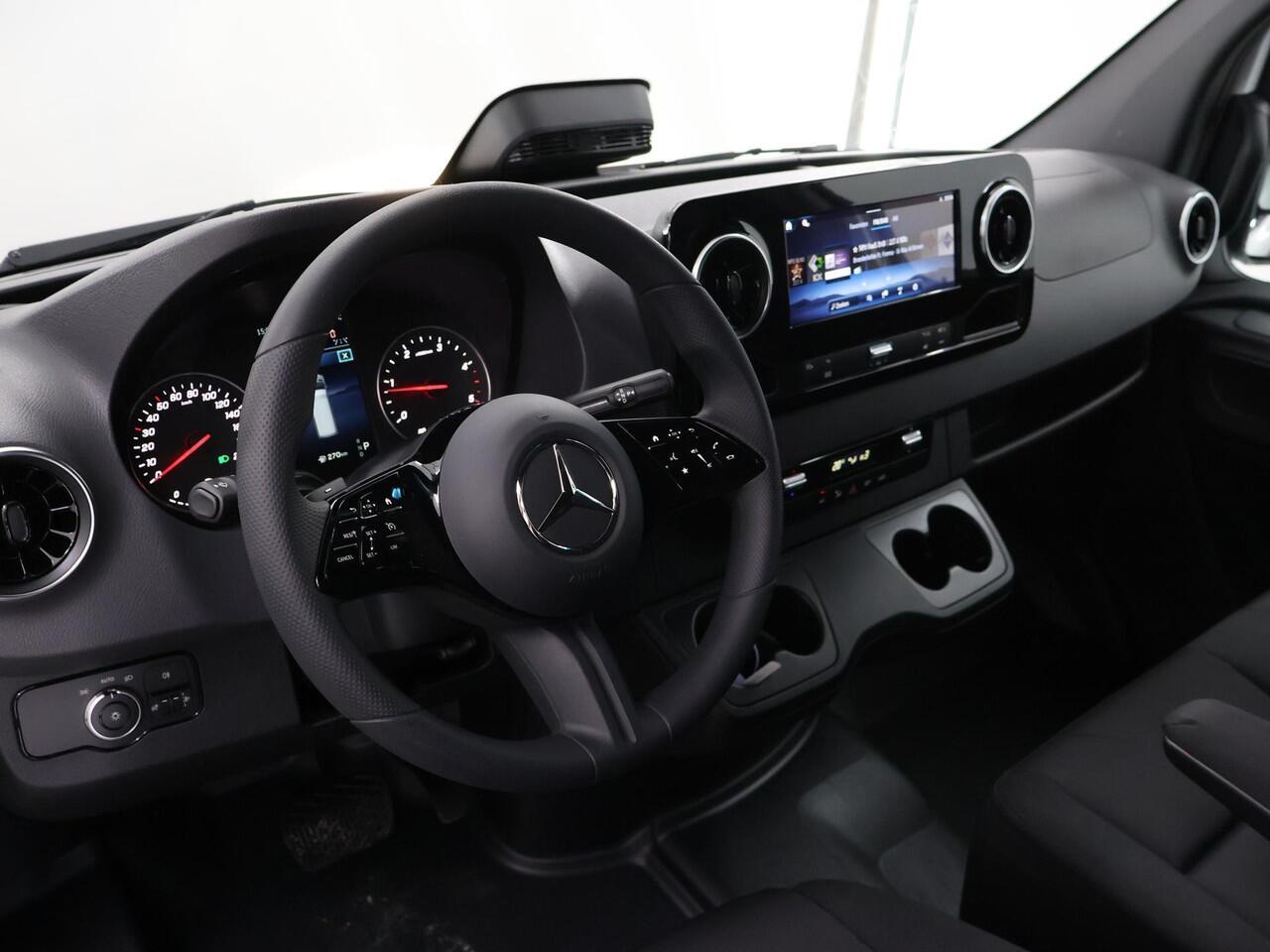 Mercedes-Benz SPRINTER 317 CDI | L2 H2 | Aut. | RWD | PRO | BPM VRIJ! | 3500 KG AHW | CARPLAY | ANDROID AUTO | 3-ZITS | CRUISE | CAMERA | AIRCO | SPOORASSISTENT | DODEHOEKDETECTIE |