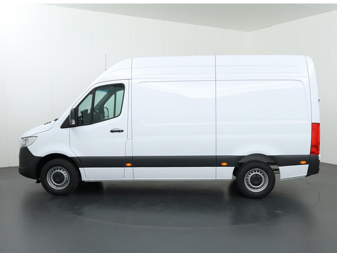 Mercedes-Benz SPRINTER 315 | Aut. | L2 H2 | RWD | PRO | 3500 KG. AHW | Airco | Cruise Control | 3500 KG. AHW | Carplay / Android Auto | Dodehoekassistent | Lane-Assist | Multifunctioneel Stuurwiel | 3-zits |