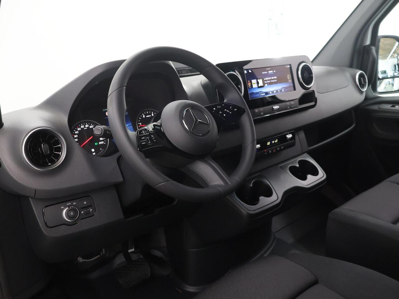 Mercedes-Benz SPRINTER 317 CDI | L2 H2 | Aut. | RWD | PRO | BPM VRIJ! | 3500 KG AHW | CARPLAY | ANDROID AUTO | 3-ZITS | CRUISE | CAMERA | AIRCO | SPOORASSISTENT | DODEHOEKDETECTIE |