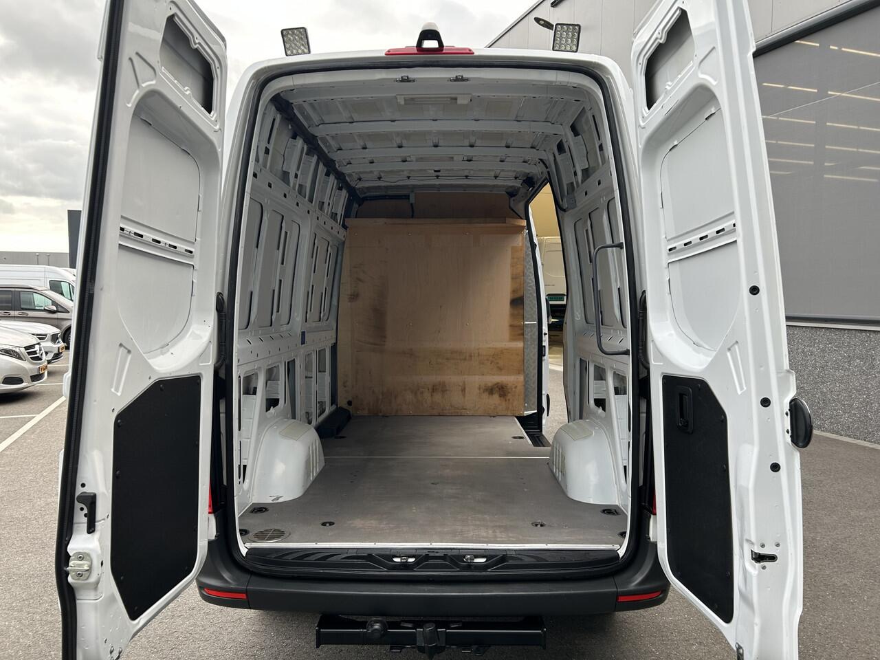 Mercedes-Benz SPRINTER 317 CDI L2 H2 2800KG Trekhaak / MBUX / Camera / Navigatie / Stand kachel / Airco / 270 Graden achterdeuren