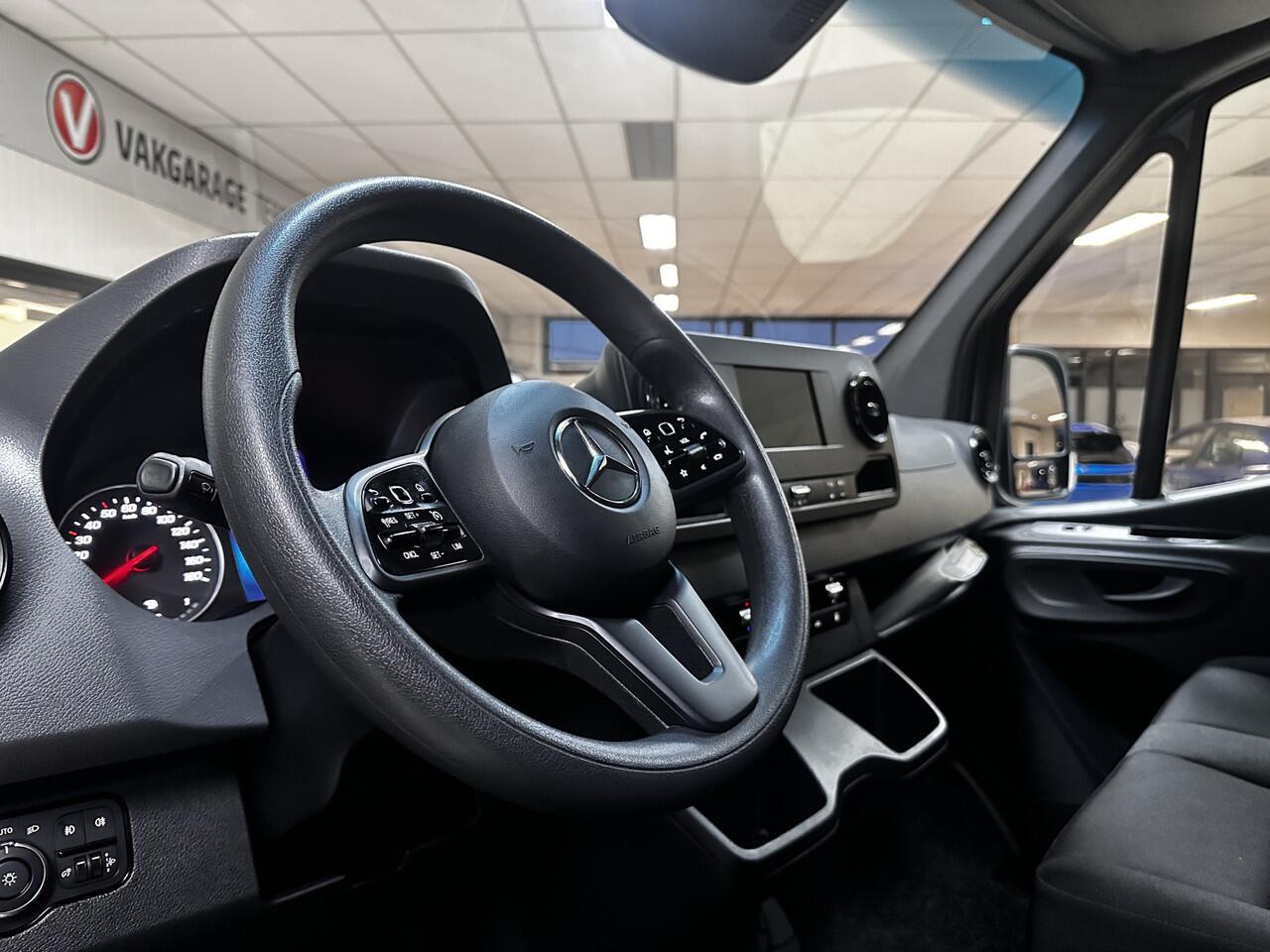 Mercedes-Benz SPRINTER 211 1.9 CDI L2H1 FWD /AUTOMAAT! /Trekhaak! /Camera /3-Zitplaatsen /Zij-schuifdeur rechts /Apple + Android /DAB+! /Keyless Go /Stoelverw. /Navi /Climat /Cruise /Elek. pakket /Bluetooth /Armsteun. /1e Eigenaar