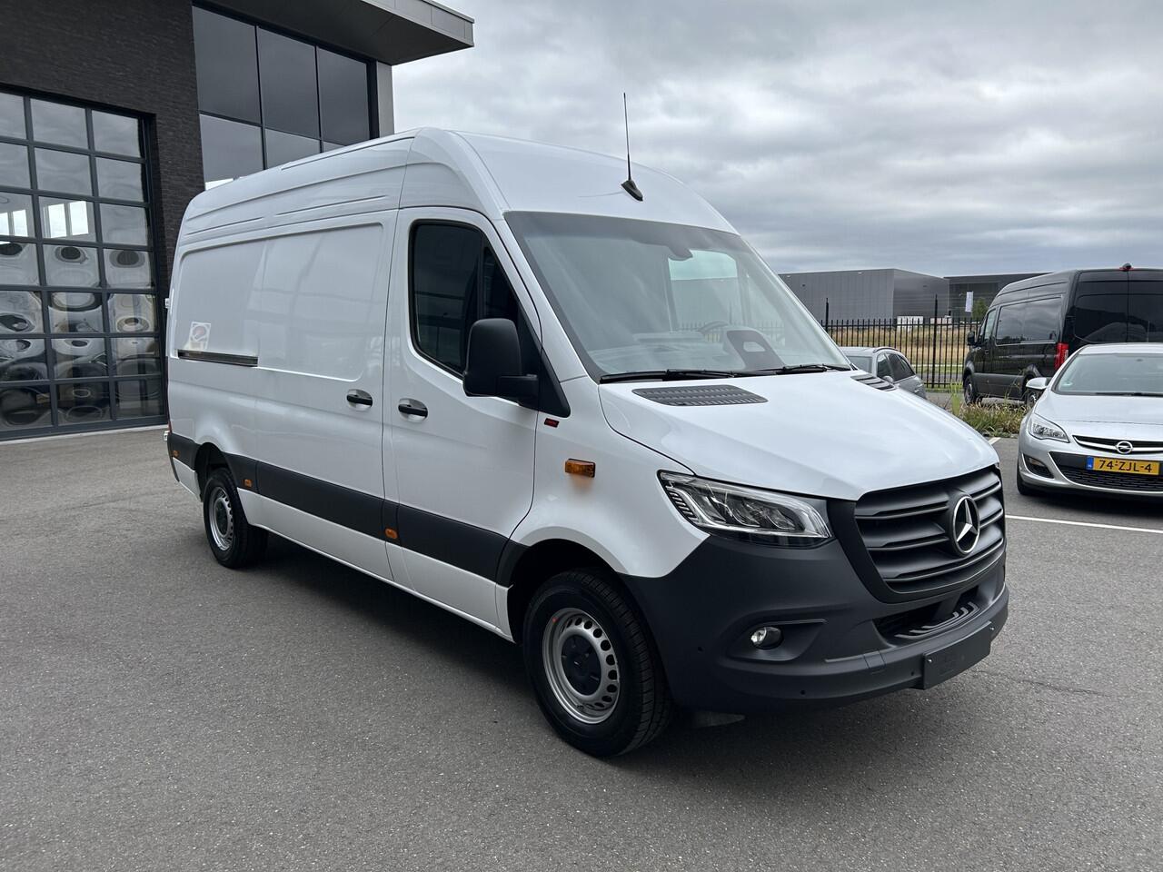 Mercedes-Benz SPRINTER 317 CDI L2 H2 Pro LED / MBUX / Navigatie / Camera / Parkeersensoren / Cruise control / Airco / 270 Graden achterdeuren