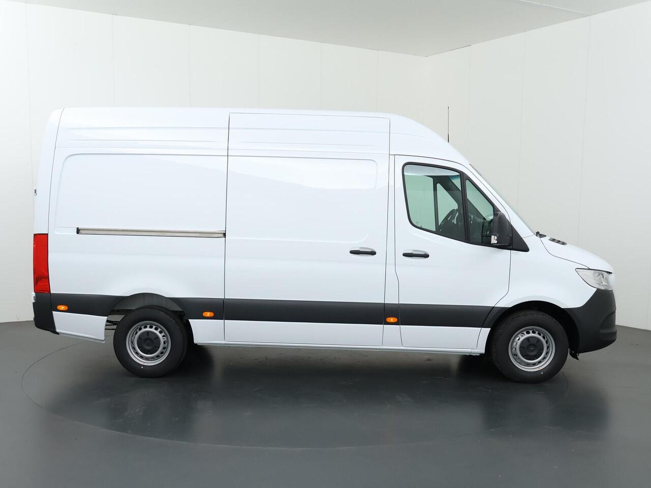 Mercedes-Benz SPRINTER 315 | Aut. | L2 H2 | RWD | PRO | 3500 KG. AHW | Airco | Cruise Control | 3500 KG. AHW | Carplay / Android Auto | Dodehoekassistent | Lane-Assist | Multifunctioneel Stuurwiel | 3-zits |