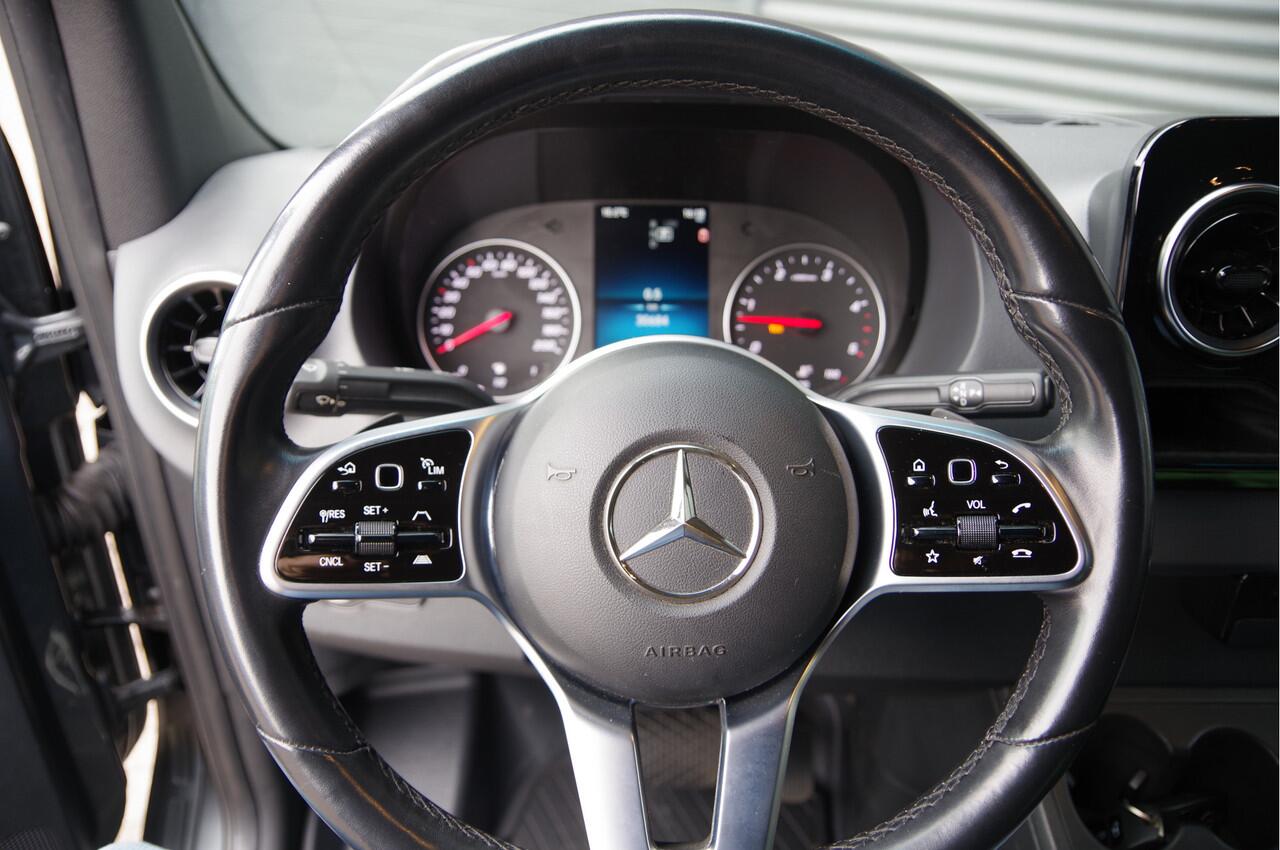 Mercedes-Benz SPRINTER 519 3.0 CDI V6 L2H1 LED, LEDER, 3.5T TREKHAAK, STANDKACHEL, DUBBELLUCHT, ADAPT. CRUISE, MBUX 10'', 360 CAMERA, STOELVERWARMING, VOORRUIT VERWARMING, NAVI, CLIMA, NL AUTO, NAP
