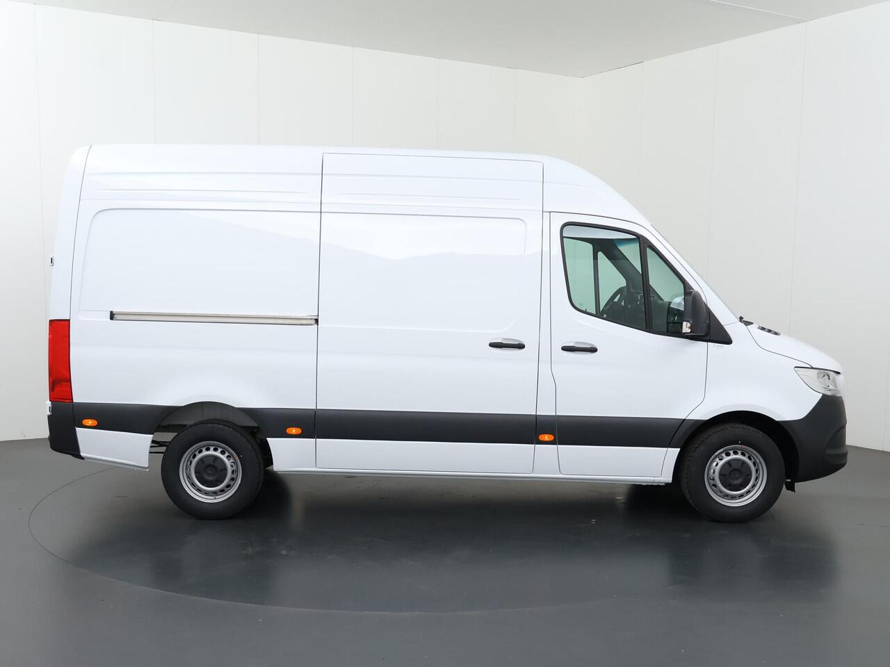Mercedes-Benz SPRINTER 317 CDI | L2 H2 | Aut. | RWD | PRO | BPM VRIJ! | 3500 KG AHW | CARPLAY | ANDROID AUTO | 3-ZITS | CRUISE | CAMERA | AIRCO | SPOORASSISTENT | DODEHOEKDETECTIE |