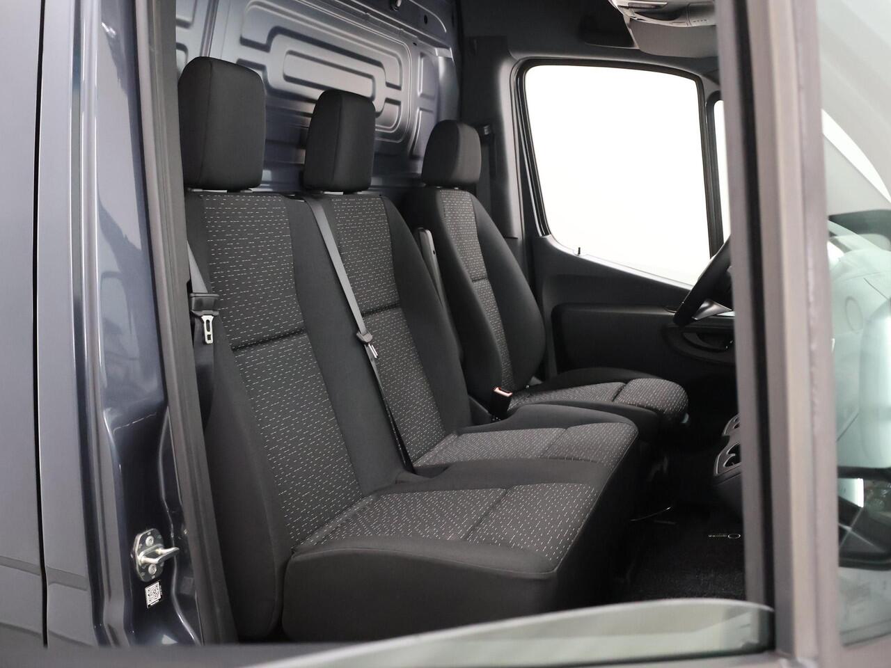 Mercedes-Benz SPRINTER 319 CDI Aut. | L2 H2 | Pro | 2024 Registratie | 3500 KG. AHW | LM Velgen | 3-zits | LED | Parkeercamera | Carplay | Trekhaak | BPM-Vrij |