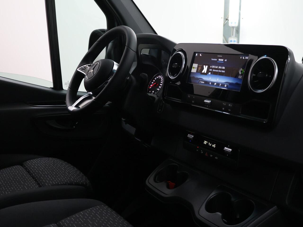 Mercedes-Benz SPRINTER 319 CDI Aut. | L2 H2 | Pro | 2024 Registratie | 3500 KG. AHW | LM Velgen | 3-zits | LED | Parkeercamera | Carplay | Trekhaak | BPM-Vrij |