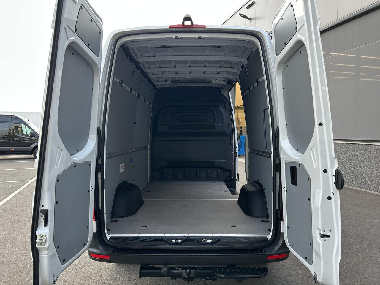 Mercedes-Benz SPRINTER 317 CDI L2 H2 Trekhaak / MBUX / Navigatie / Camera / Cruise control / Airco / 270 Graden achterdeuren