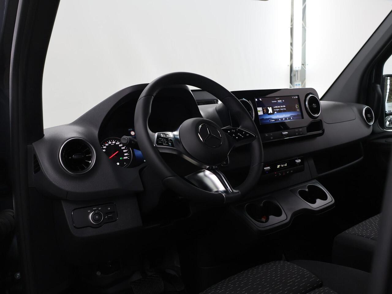 Mercedes-Benz SPRINTER 319 CDI Aut. | L2 H2 | Pro | 2024 Registratie | 3500 KG. AHW | LM Velgen | 3-zits | LED | Parkeercamera | Carplay | Trekhaak | BPM-Vrij |