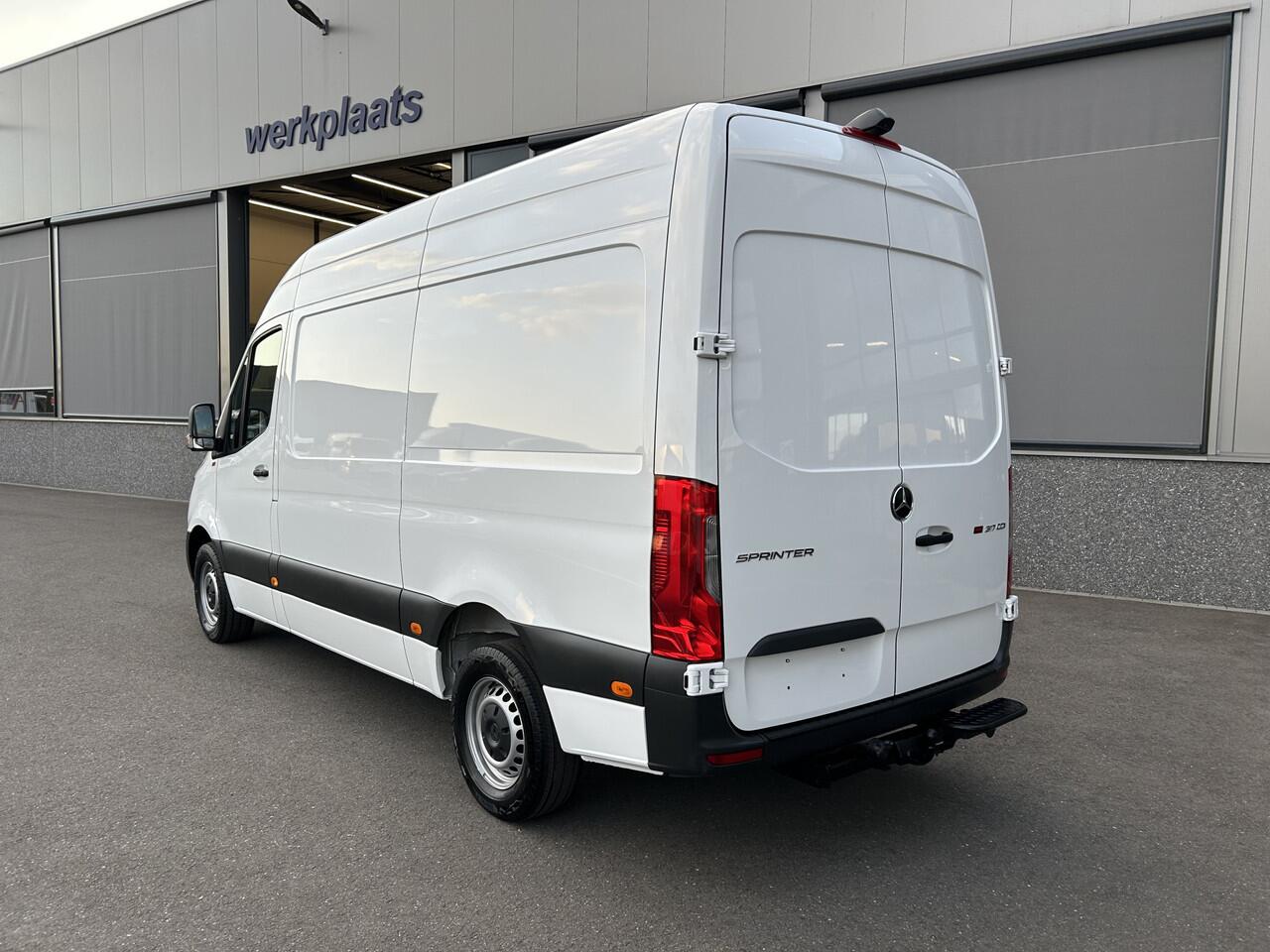 Mercedes-Benz SPRINTER 317 CDI L2 H2 Trekhaak / MBUX / Navigatie / Camera / Cruise control / Airco / 270 Graden achterdeuren
