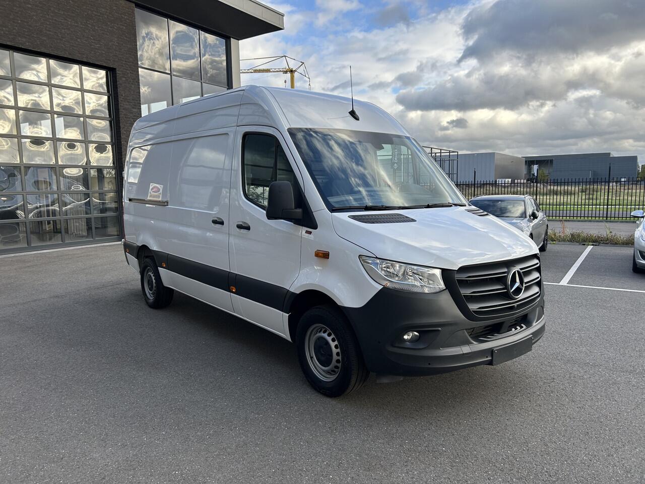 Mercedes-Benz SPRINTER 317 CDI L2 H2 Automaat / 360 Camera / MBUX / Navigatie / Cruise control / Airco / 270 Graden achterdeuren