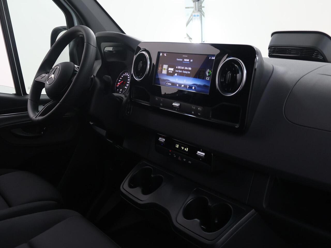 Mercedes-Benz SPRINTER 315 | Aut. | L2 H2 | RWD | PRO | 3500 KG. AHW | Airco | Cruise Control | 3500 KG. AHW | Carplay / Android Auto | Dodehoekassistent | Lane-Assist | Multifunctioneel Stuurwiel | 3-zits |