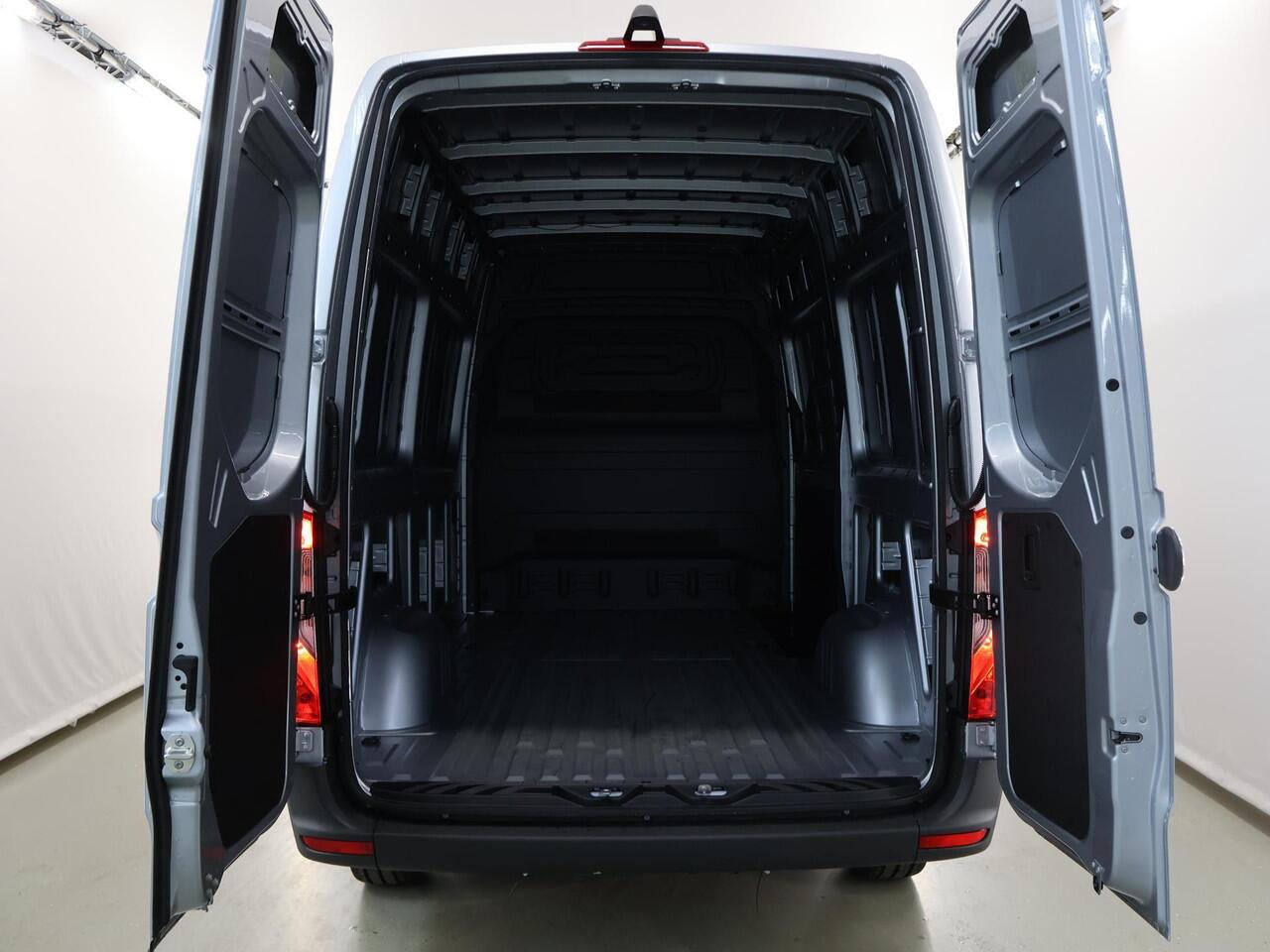 Mercedes-Benz SPRINTER 315 CDI | L2 H2 | RWD | Aut. | PRO | BPM VRIJ! | ACHTERUITRIJCAMERA | 3500 KG AHW | DODEHOEKASSISTENT | AIRCO | CRUISE | CARPLAY | ANDROID AUTO | METALLIC | 3-ZITS | MBUX SYSTEEM GROOT