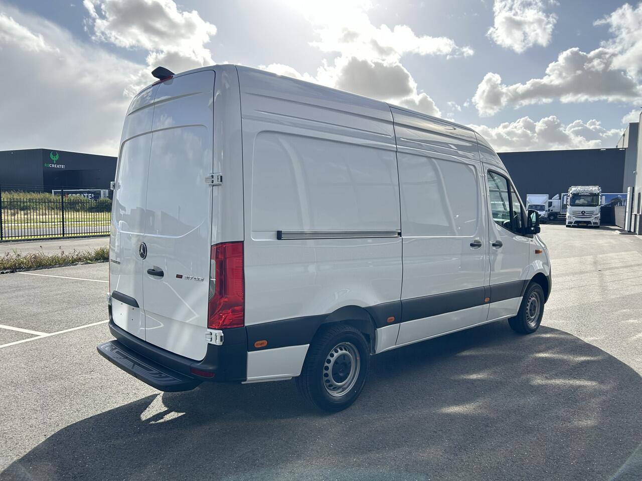 Mercedes-Benz SPRINTER 317 CDI L2 H2 PRO Facelift / LED / MBUX / Navigatie / Camera / Parkeersensoren / Cruise control / Airco / 270 Graden achterdeuren