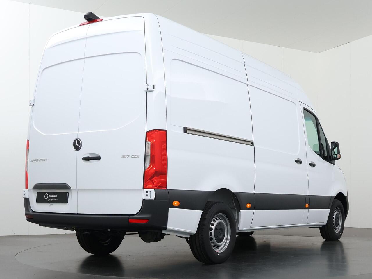 Mercedes-Benz SPRINTER 317 CDI | L2 H2 | Aut. | RWD | PRO | BPM VRIJ! | 3500 KG AHW | CARPLAY | ANDROID AUTO | 3-ZITS | CRUISE | CAMERA | AIRCO | SPOORASSISTENT | DODEHOEKDETECTIE |