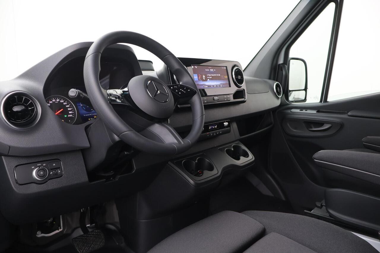 Mercedes-Benz SPRINTER 315 | Aut. | L2 H2 | RWD | PRO | 3500 KG. AHW | Airco | Cruise Control | 3500 KG. AHW | Carplay / Android Auto | Dodehoekassistent | Lane-Assist | Multifunctioneel Stuurwiel | 2-zits |