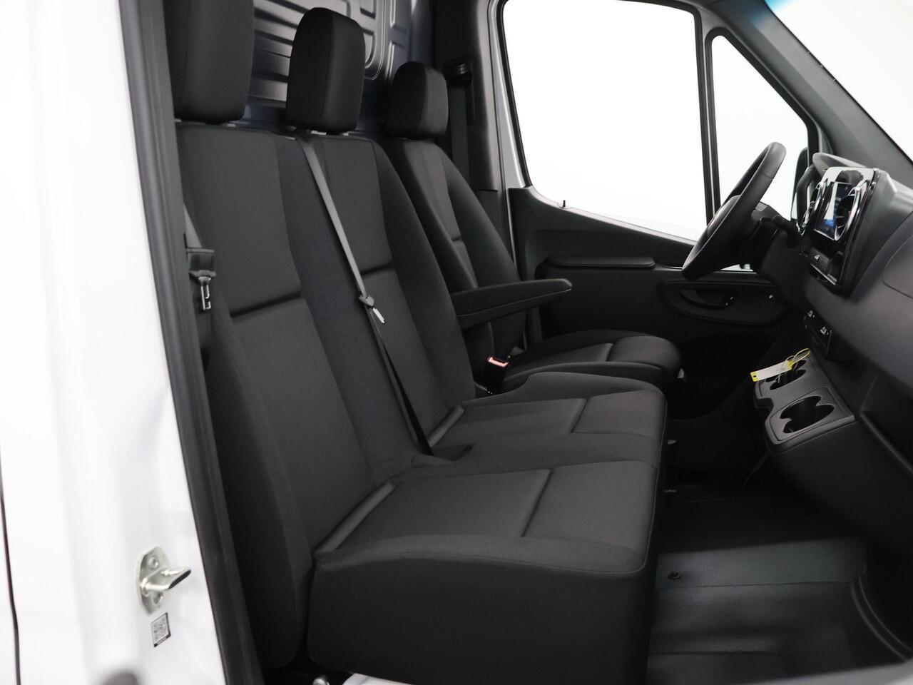 Mercedes-Benz SPRINTER 315 | Aut. | L2 H2 | RWD | PRO | 3500 KG. AHW | Airco | Cruise Control | 3500 KG. AHW | Carplay / Android Auto | Dodehoekassistent | Lane-Assist | Multifunctioneel Stuurwiel | 3-zits |