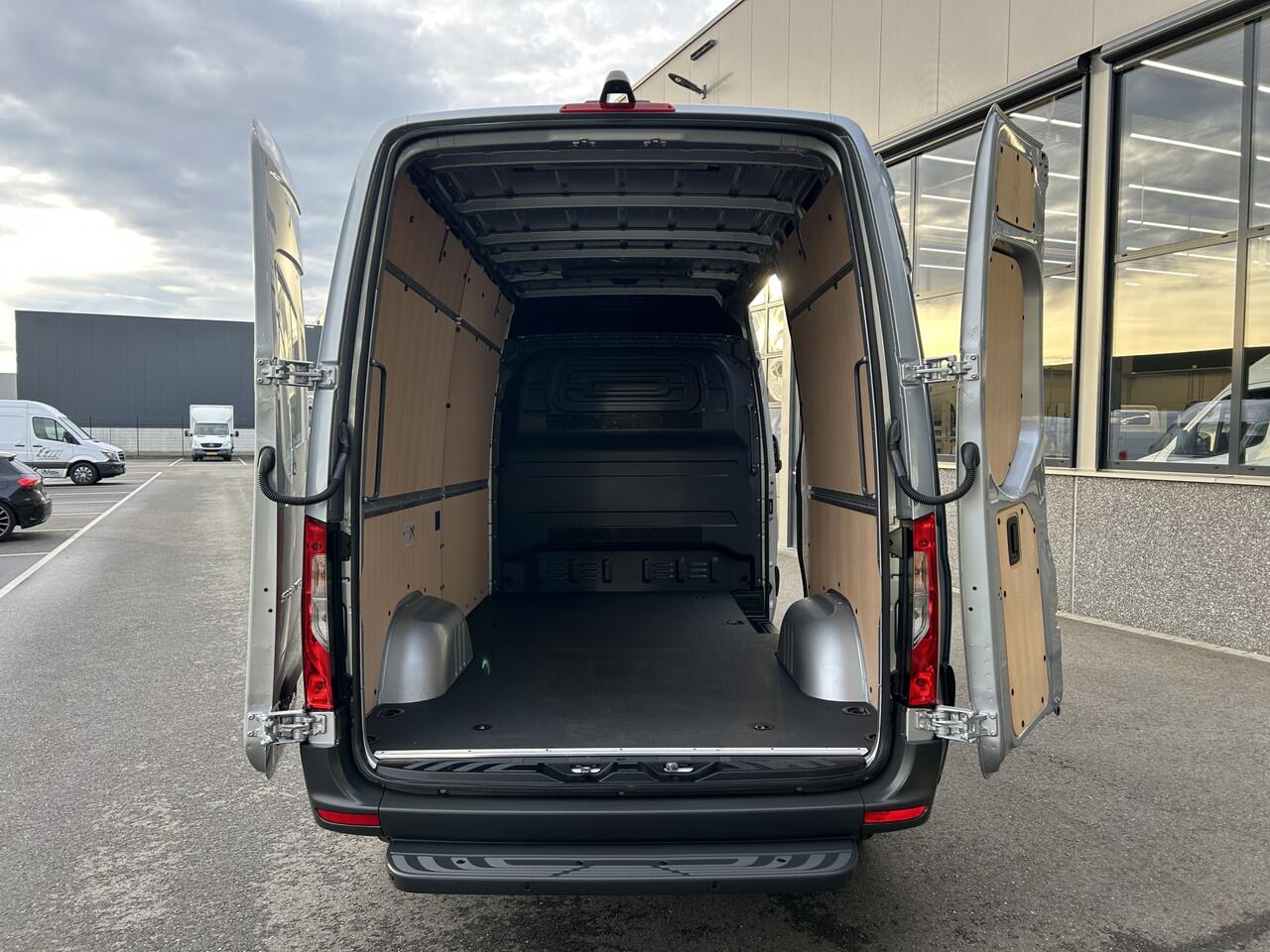 Mercedes-Benz SPRINTER 317 CDI L2 H2 Pro LED / MBUX / Navigatie / Camera / Parkeersensoren / Cruise control / Airco / 270 Graden achterdeuren