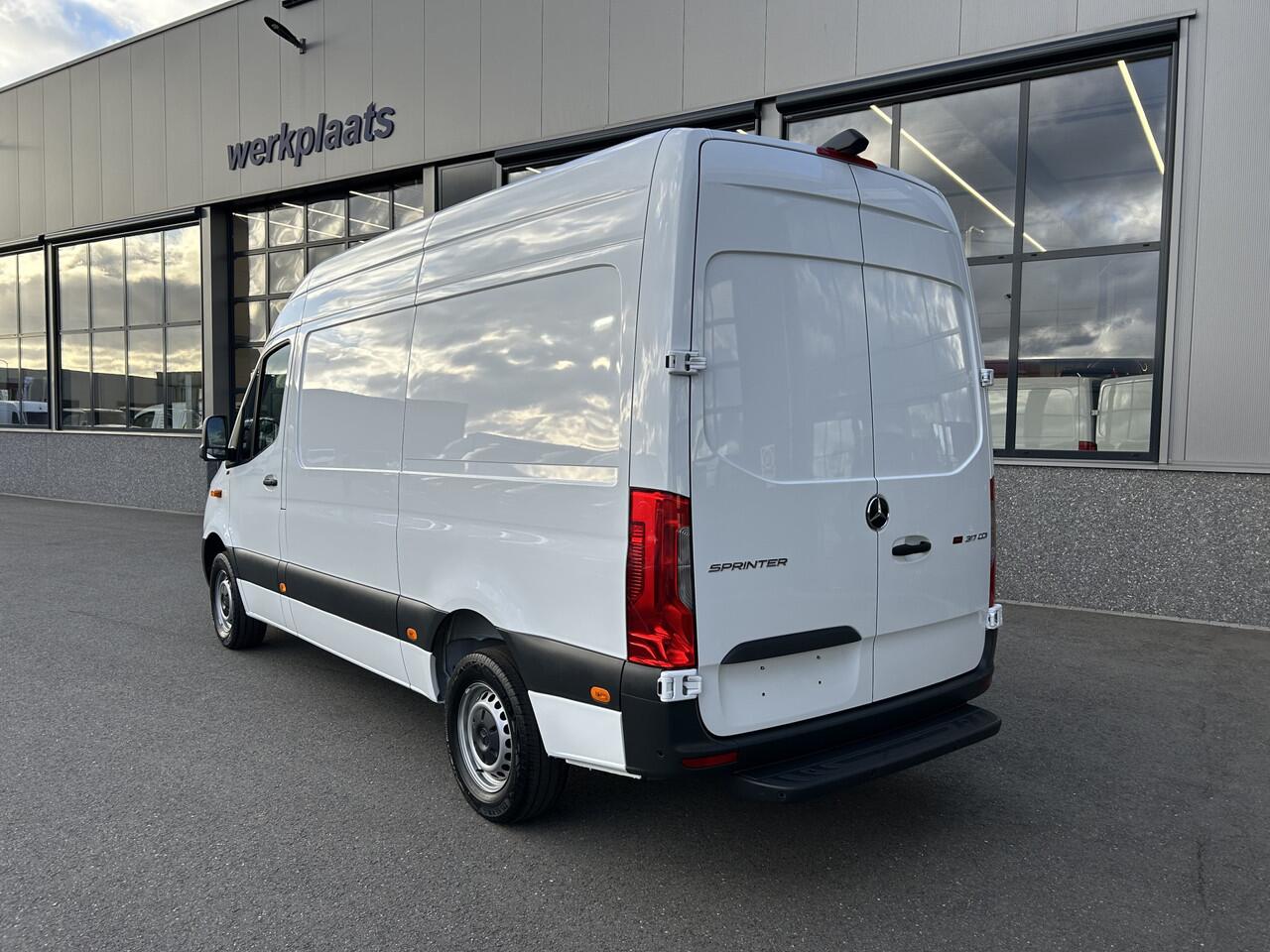 Mercedes-Benz SPRINTER 317 CDI L2 H2 Automaat / 360 Camera / MBUX / Navigatie / Cruise control / Airco / 270 Graden achterdeuren