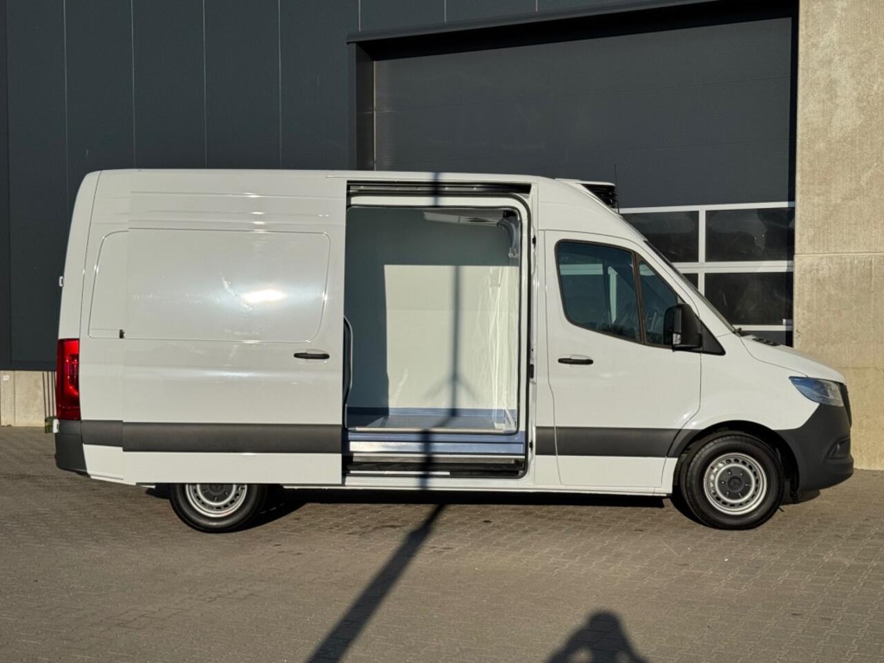 Mercedes-Benz SPRINTER 317 170pk L2 H2 Koelwagen - koelen/vriezen -20 graden - camera