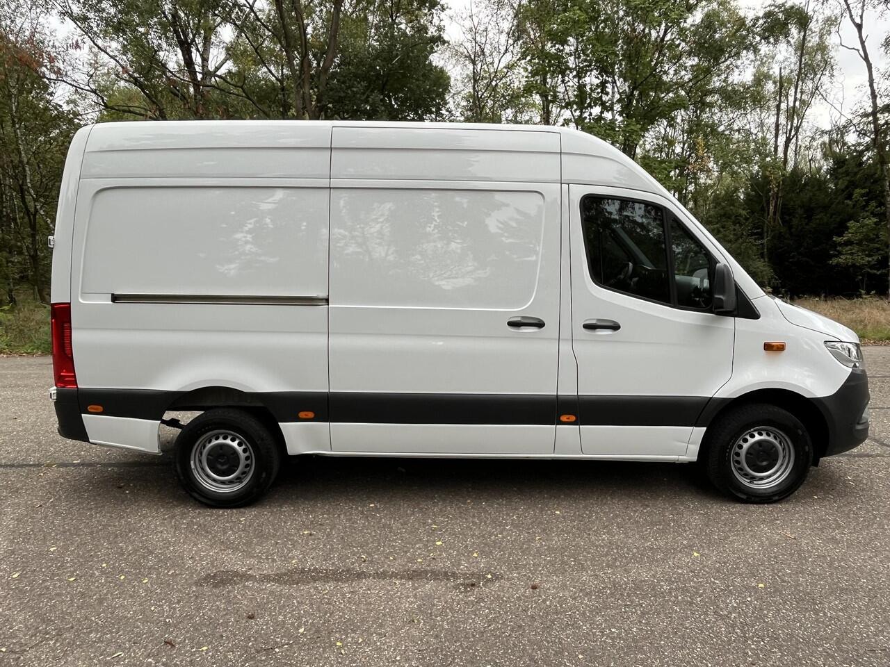 Mercedes-Benz SPRINTER 317 1.9 CDI L2H2 RWD Functional 2022 | Navigatie | Cruise controle | Stoelverwarming | Airco | Multifunctioneel stuurwiel | 6 versnellingen | Camera | Boekjes |