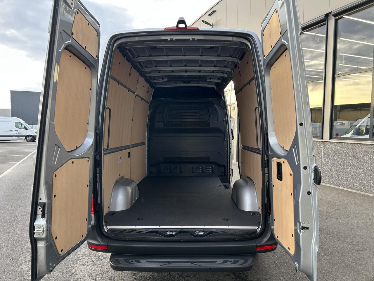 Mercedes-Benz SPRINTER 317 CDI L2 H2 Pro LED / MBUX / Navigatie / Camera / Parkeersensoren / Cruise control / Airco / 270 Graden achterdeuren