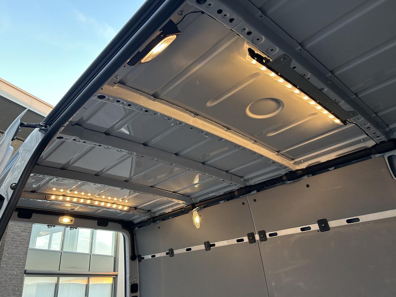 Mercedes-Benz SPRINTER 317 CDI L2 H2 Trekhaak / MBUX / Navigatie / Camera / Cruise control / Airco / 270 Graden achterdeuren