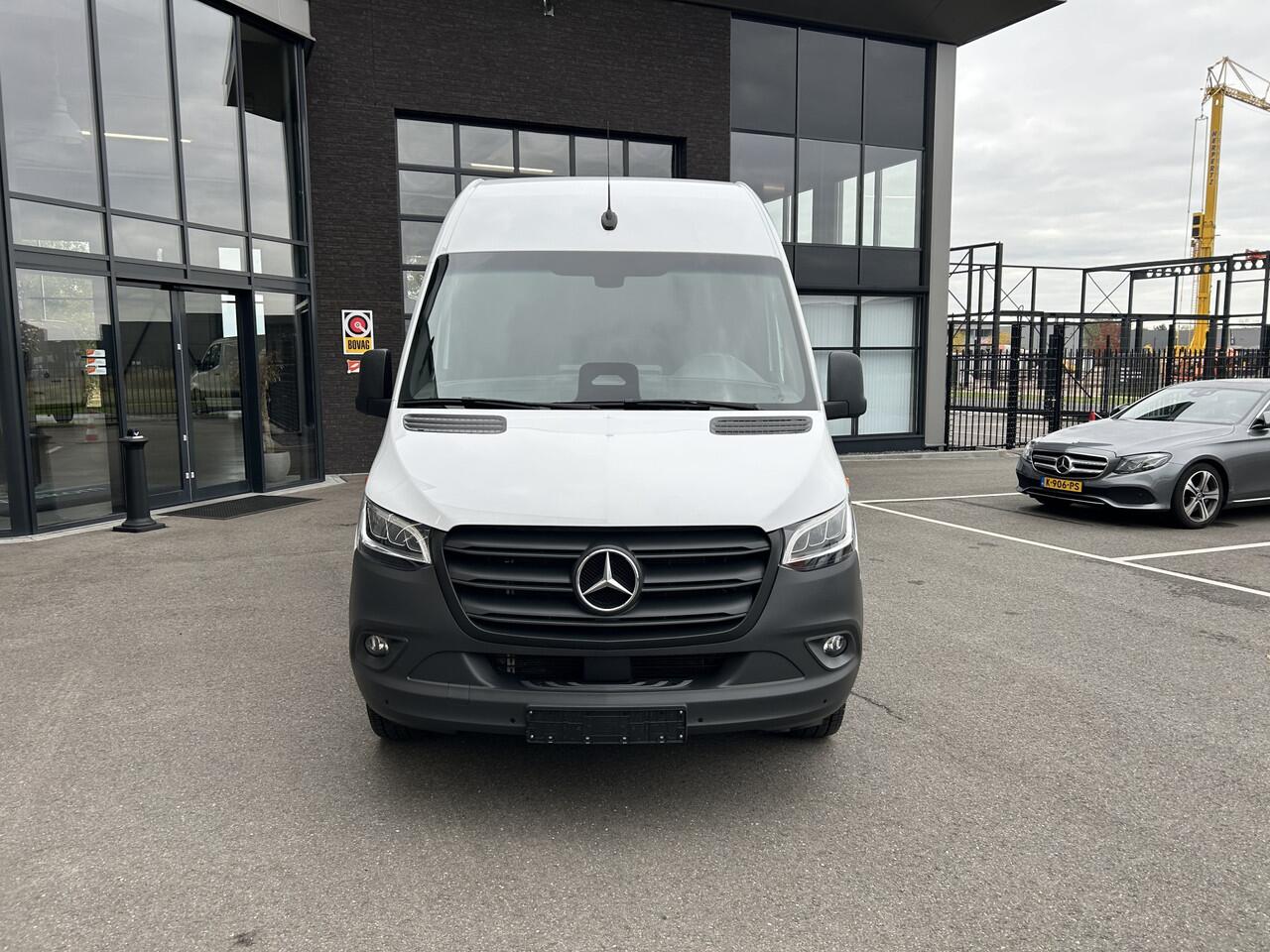 Mercedes-Benz SPRINTER 317 CDI L2 H2 PRO / LED / MBUX / Navigatie / Camera / Parkeersensoren / Cruise control / Airco / 270 Graden achterdeuren