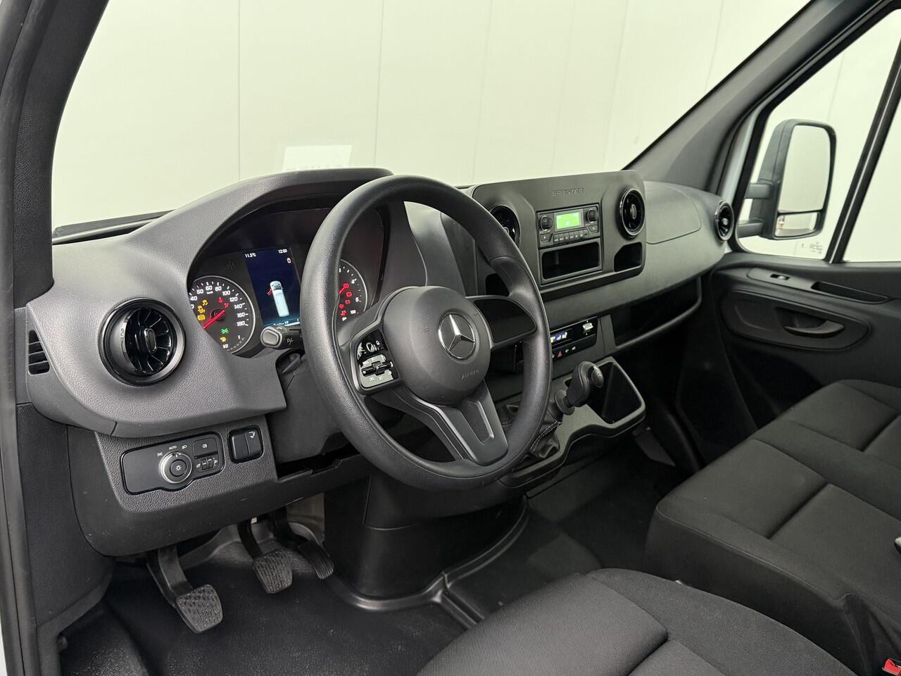 Mercedes-Benz SPRINTER 515CDI Bakwagen+Laadklep | Airco | Cruise | 3-Persoons | Dakspoiler