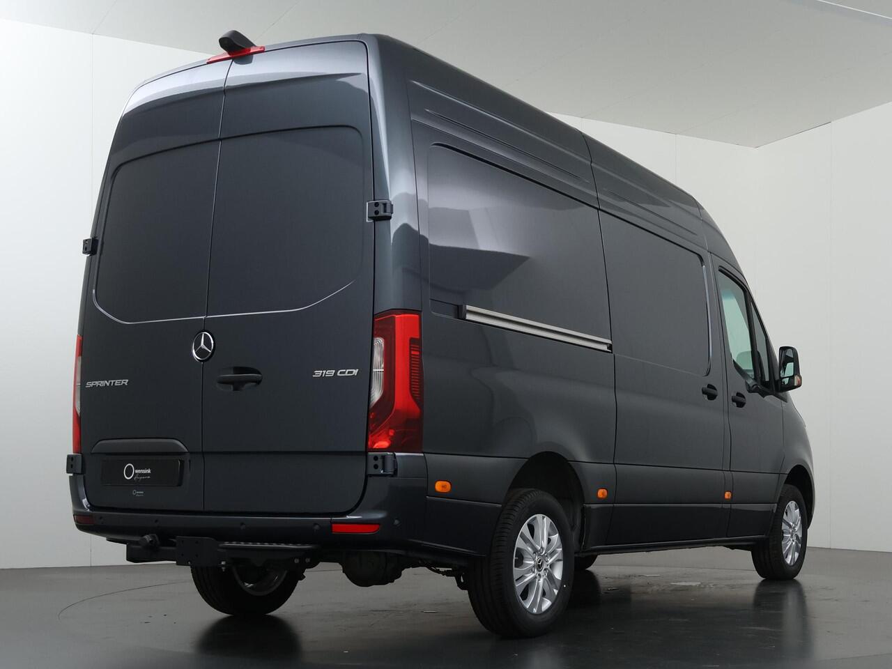 Mercedes-Benz SPRINTER 319 CDI Aut. | L2 H2 | Pro | 2024 Registratie | 3500 KG. AHW | LM Velgen | 3-zits | LED | Parkeercamera | Carplay | Trekhaak | BPM-Vrij |