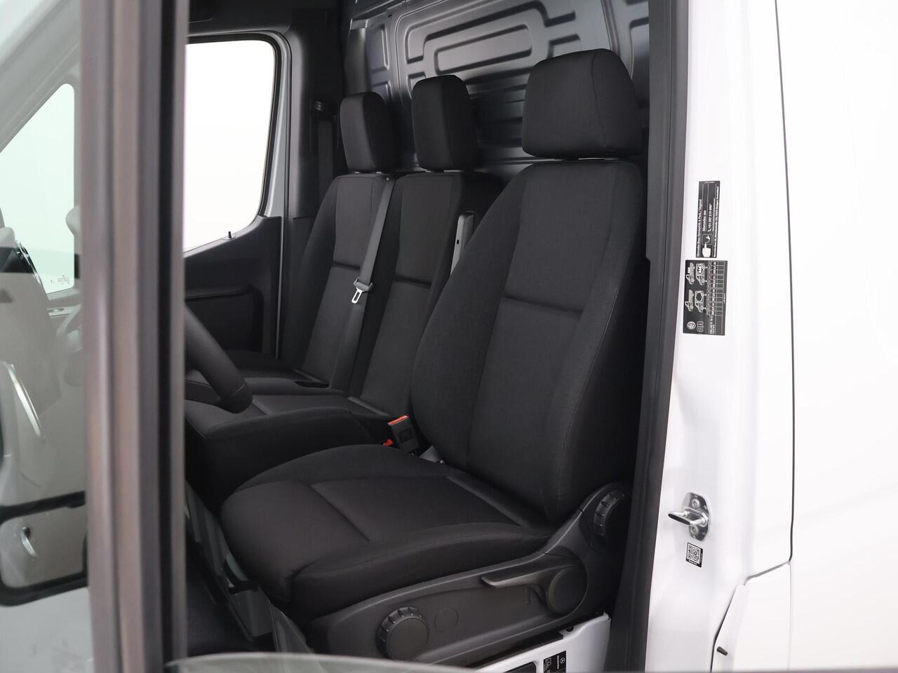 Mercedes-Benz SPRINTER 315 | Aut. | L2 H2 | RWD | PRO | 3500 KG. AHW | Airco | Cruise Control | 3500 KG. AHW | Carplay / Android Auto | Dodehoekassistent | Lane-Assist | Multifunctioneel Stuurwiel | 3-zits |