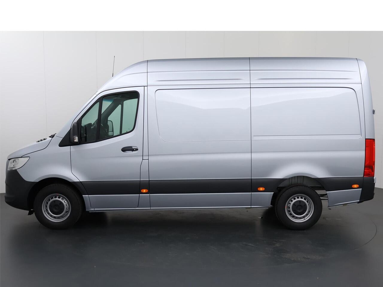 Mercedes-Benz SPRINTER 315 CDI | L2 H2 | RWD | Aut. | PRO | BPM VRIJ! | ACHTERUITRIJCAMERA | 3500 KG AHW | DODEHOEKASSISTENT | AIRCO | CRUISE | CARPLAY | ANDROID AUTO | METALLIC | 3-ZITS | MBUX SYSTEEM GROOT
