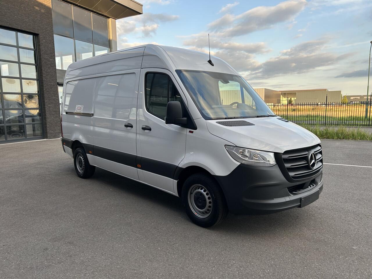 Mercedes-Benz SPRINTER 317 CDI L2 H2 Trekhaak / MBUX / Navigatie / Camera / Cruise control / Airco / 270 Graden achterdeuren