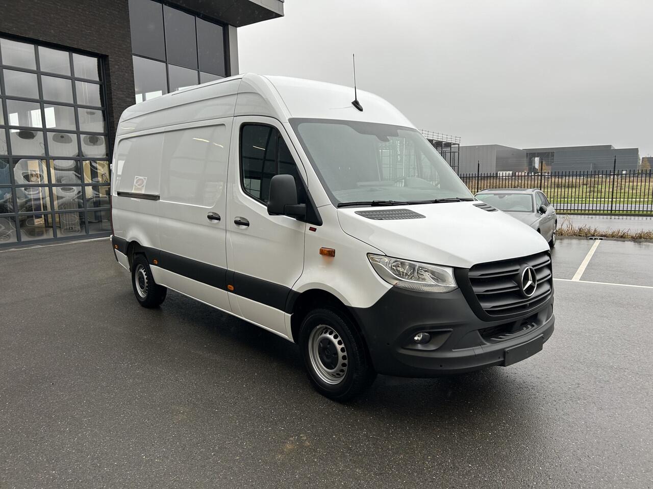 Mercedes-Benz SPRINTER 317 CDI L2 H2 MBUX / 360 Camera / Geveerde stoel / Navigatie / Cruise control / Airco / 270 Graden achterdeuren