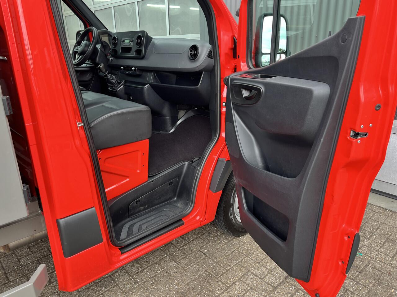 Mercedes-Benz SPRINTER 514 2.2 CDI Kipper Airco Trekhaak 3500kg trekgewicht Telefoonverbinding 3-Persoons Gereedschapskist Kieper Open laadbak Bpm vrij voor particulier gebruik!!