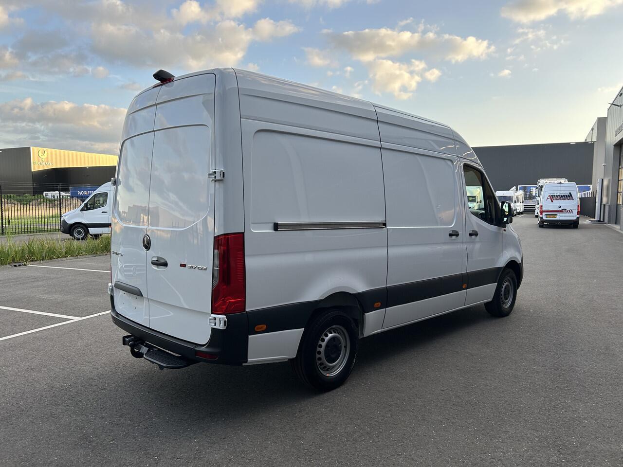 Mercedes-Benz SPRINTER 317 CDI L2 H2 Trekhaak / MBUX / Navigatie / Camera / Cruise control / Airco / 270 Graden achterdeuren