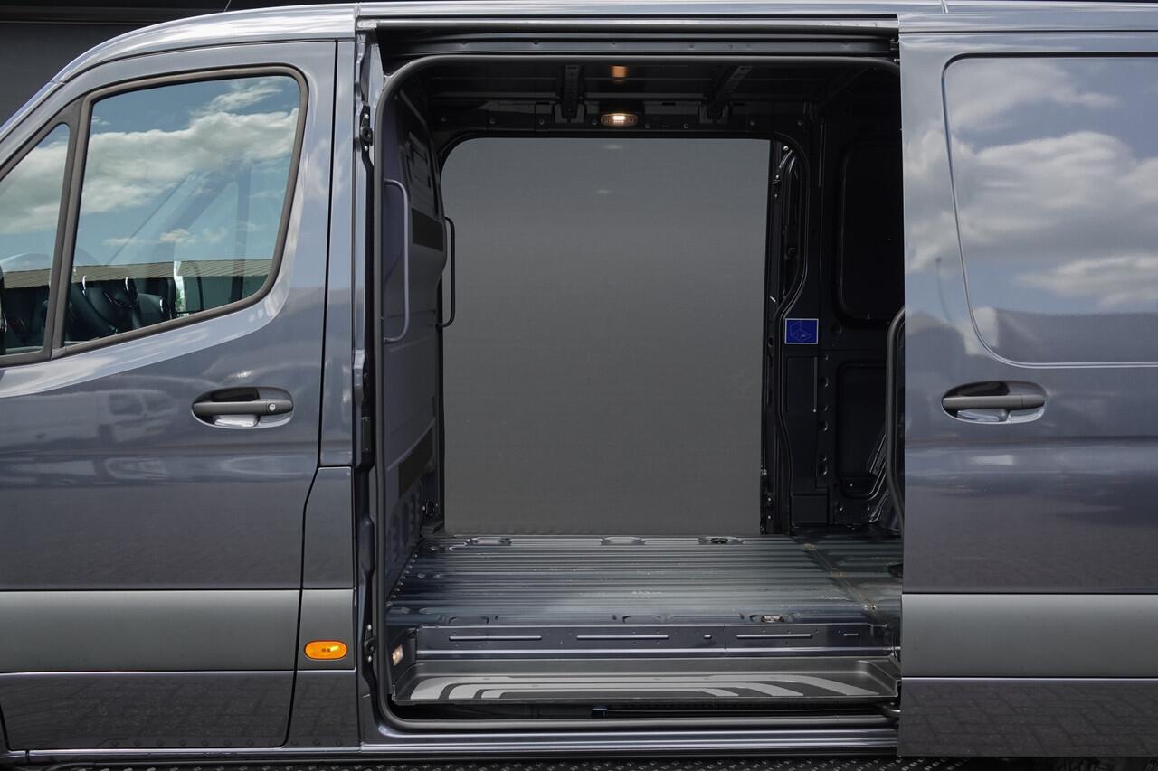 Mercedes-Benz SPRINTER 4x4 319Cdi 190Pk 9G-tronic | L2H1 | 2x Schuifdeur | 4WD | AWD | Bullbar | Treeplanken | 18'' All Terrain | Tenoriet Grijs