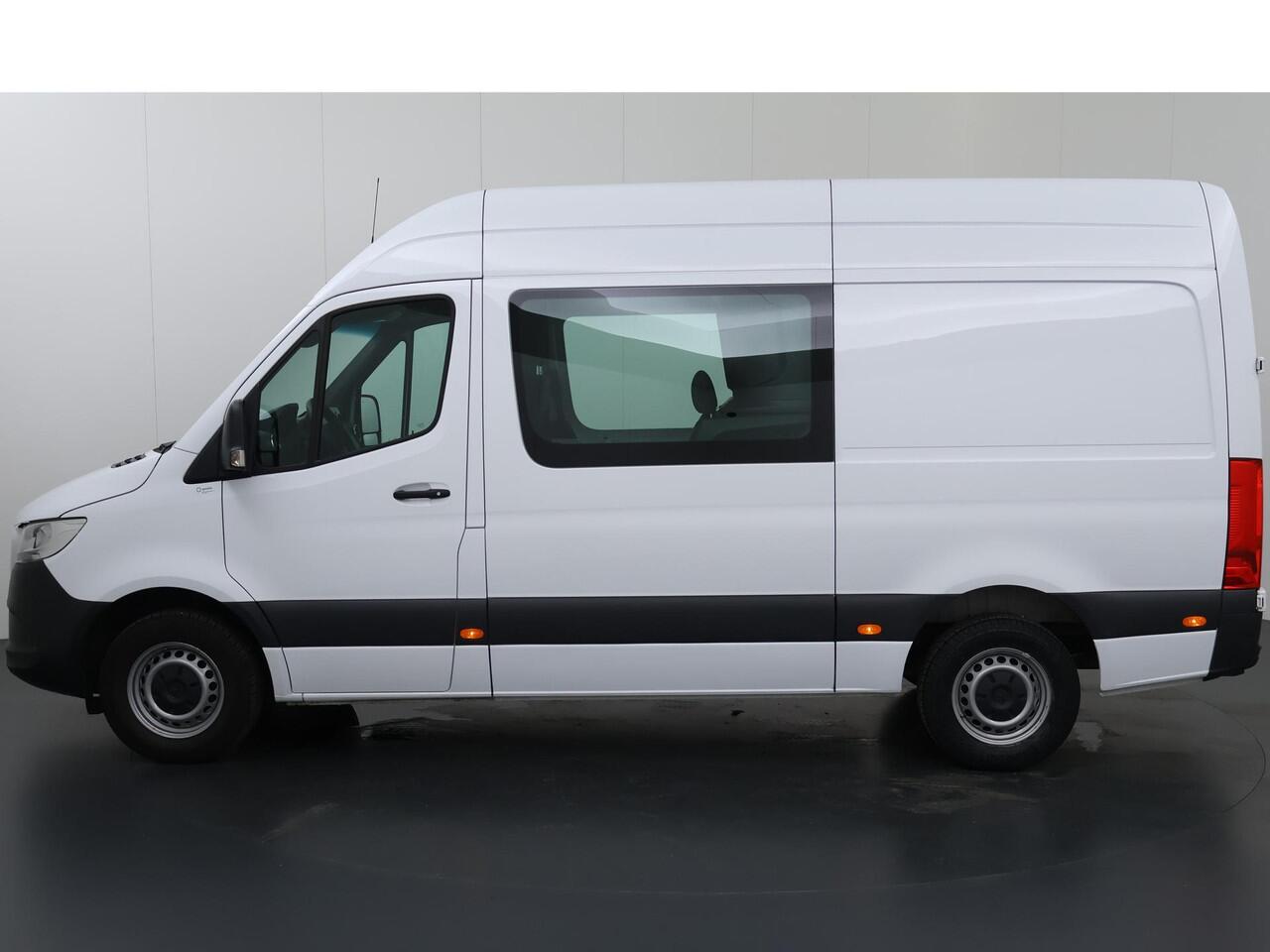 Mercedes-Benz SPRINTER 315 CDI | L2 H2 | RWD | Aut. | DUBBEL CABINE | NL AUTO | DEALER ONDERHOUDEN | 6-ZITS | 2800KG TREKHAAK | GROOT NAVIGATIE 10.25" | CAMERA | CRUISE | AIRCO | BETIMMERDE LAADRUIMTE | CARPLAY | ANDROID AUTO