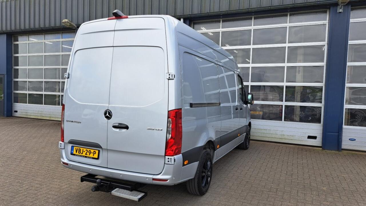 Mercedes-Benz SPRINTER 319CDI 3.0V6 190PK L2H2 / M-Bux / 3.500kg Trekhaak / Leer / Dis