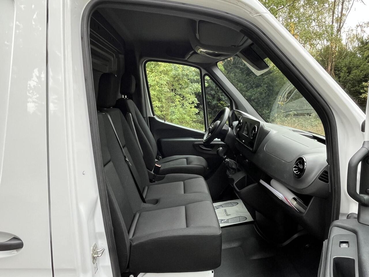 Mercedes-Benz SPRINTER 317 1.9 CDI L2H2 RWD Functional 2022 | Navigatie | Cruise controle | Stoelverwarming | Airco | Multifunctioneel stuurwiel | 6 versnellingen | Camera | Boekjes |