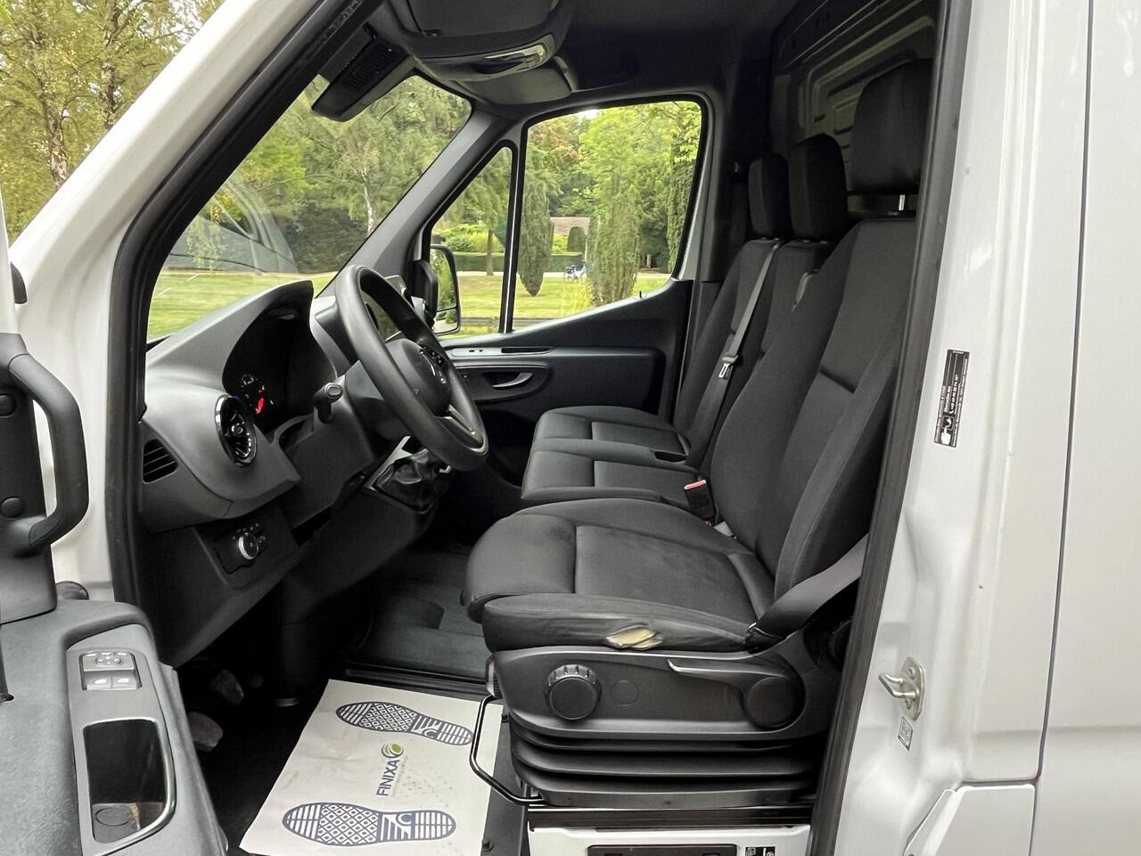 Mercedes-Benz SPRINTER 317 1.9 CDI L2H2 RWD Functional 2022 | Navigatie | Cruise controle | Stoelverwarming | Airco | Multifunctioneel stuurwiel | 6 versnellingen | Camera | Boekjes |