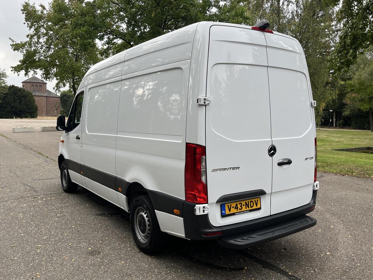 Mercedes-Benz SPRINTER 317 1.9 CDI L2H2 RWD Functional 2022 | Navigatie | Cruise controle | Stoelverwarming | Airco | Multifunctioneel stuurwiel | 6 versnellingen | Camera | Boekjes |