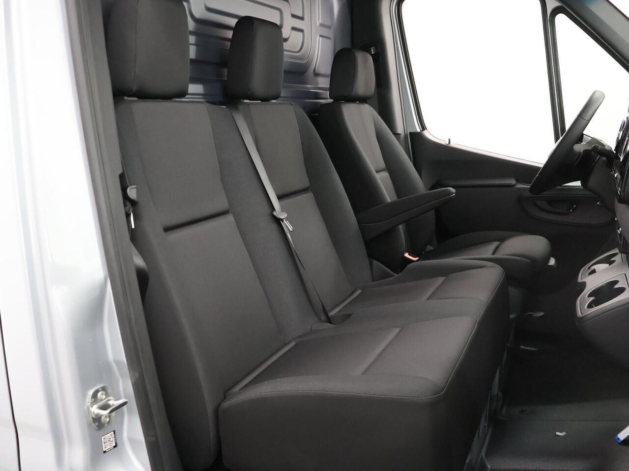 Mercedes-Benz SPRINTER 315 CDI | L2 H2 | RWD | Aut. | PRO | BPM VRIJ! | ACHTERUITRIJCAMERA | 3500 KG AHW | DODEHOEKASSISTENT | AIRCO | CRUISE | CARPLAY | ANDROID AUTO | METALLIC | 3-ZITS | MBUX SYSTEEM GROOT