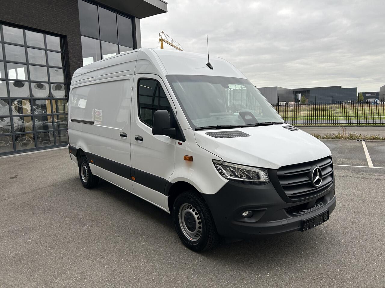 Mercedes-Benz SPRINTER 317 CDI L2 H2 PRO / LED / MBUX / Navigatie / Camera / Parkeersensoren / Cruise control / Airco / 270 Graden achterdeuren