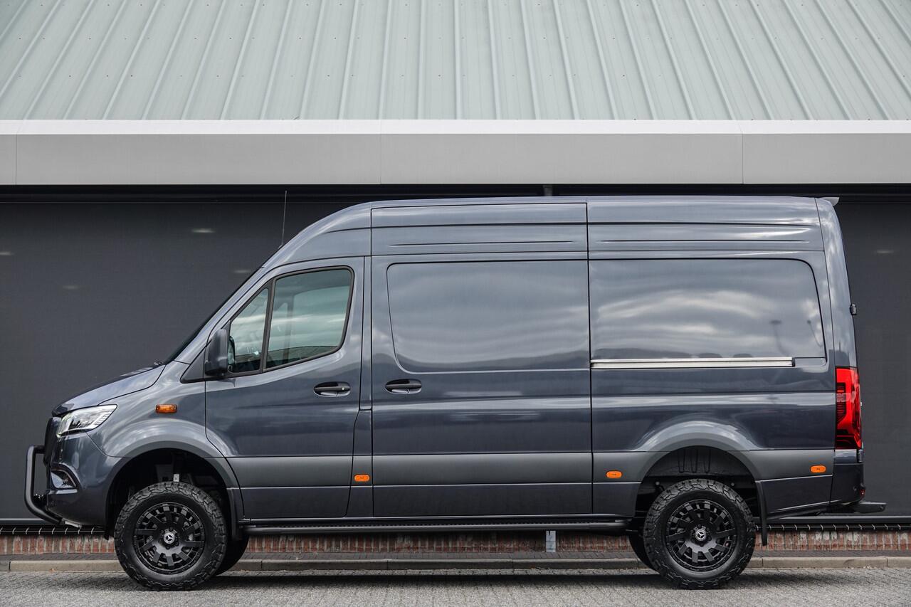 Mercedes-Benz SPRINTER 4x4 319Cdi 190Pk 9G-tronic | L2H2 | 2x Schuifdeur | Stoel-Bank | Leder | 4WD | AWD | Bullbar | Treeplanken | 18'' All Terrain | Tenoriet Grijs