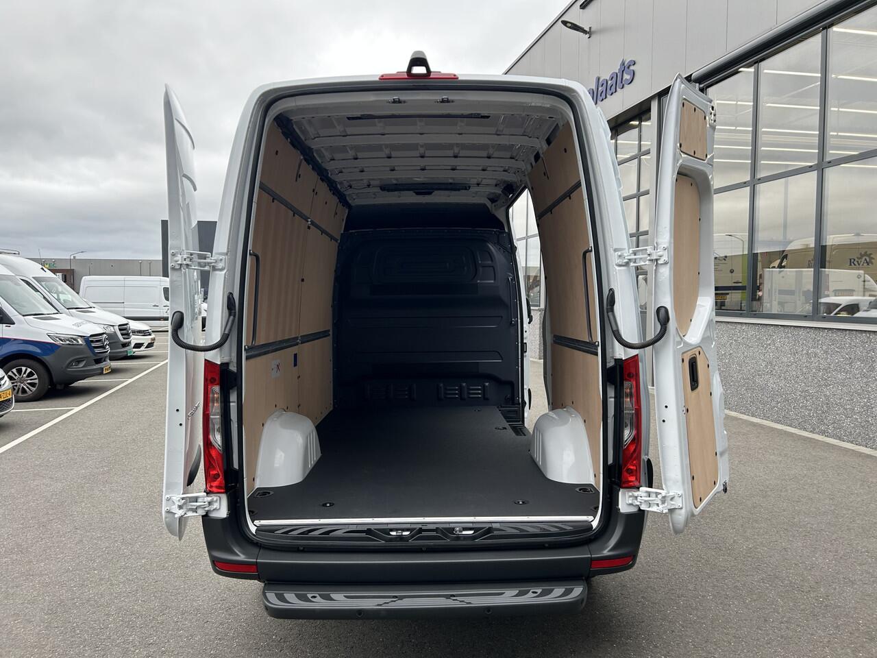 Mercedes-Benz SPRINTER 317 CDI L2 H2 PRO Facelift / LED / MBUX / Navigatie / Camera / Parkeersensoren / Cruise control / Airco / 270 Graden achterdeuren