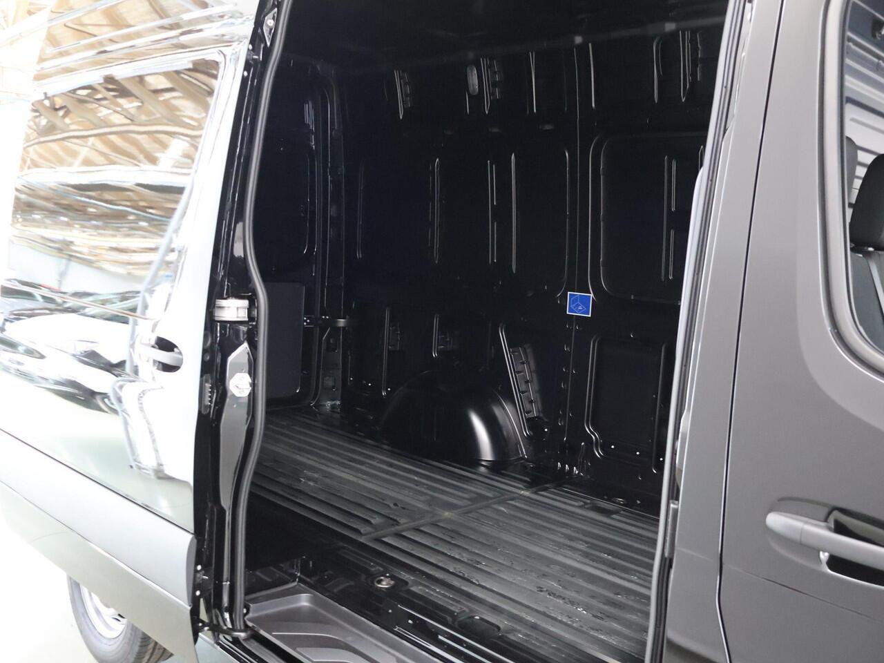 Mercedes-Benz SPRINTER 315 CDI | L2 H2 | RWD | Aut. | PRO | BPM VRIJ! | ACHTERUITRIJCAMERA | 3500 KG AHW | DODEHOEKASSISTENT | AIRCO | CRUISE | CARPLAY | ANDROID AUTO | METALLIC | 3-ZITS | MBUX SYSTEEM GROOT